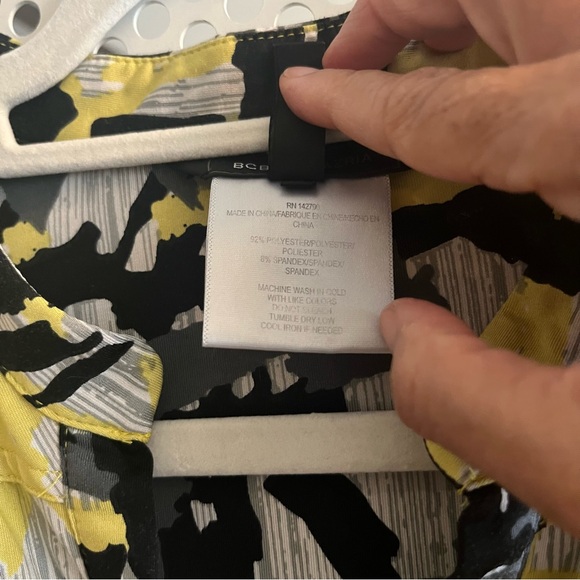 BCBGMaxAzria Button Down Abstract Vee Neck Top Size Small Yellow/Black - Picture 3 of 9